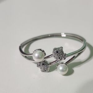 PRETTY BIRD Hello Kitty White Gold Overlay With Faux Pearls